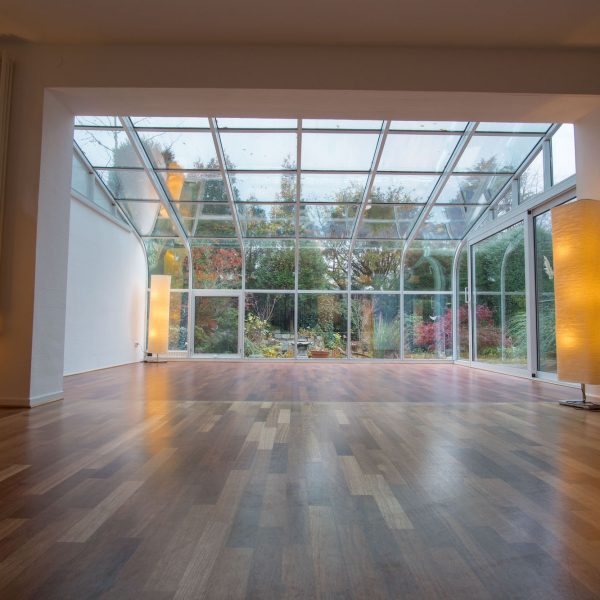 physiotherapie_duesseldorf_oberkassel_raum_und_zeit_Kursraum_yoga Unser Kursraum lädt zum ausgiebigen Praktizieren ein